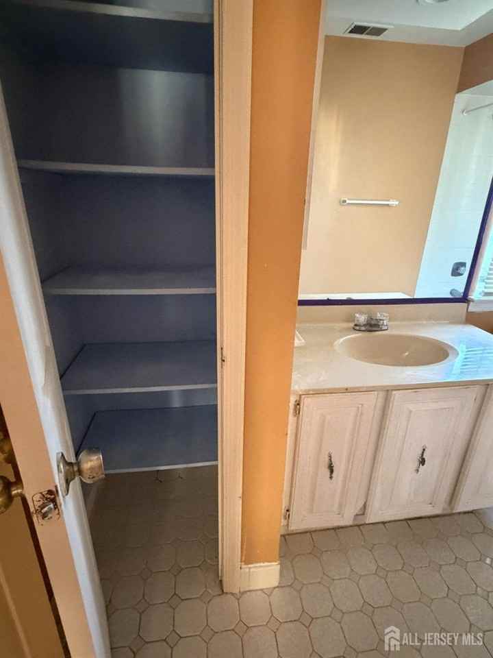 1202 Woodbridge Commons Way - Photo 5 of 19