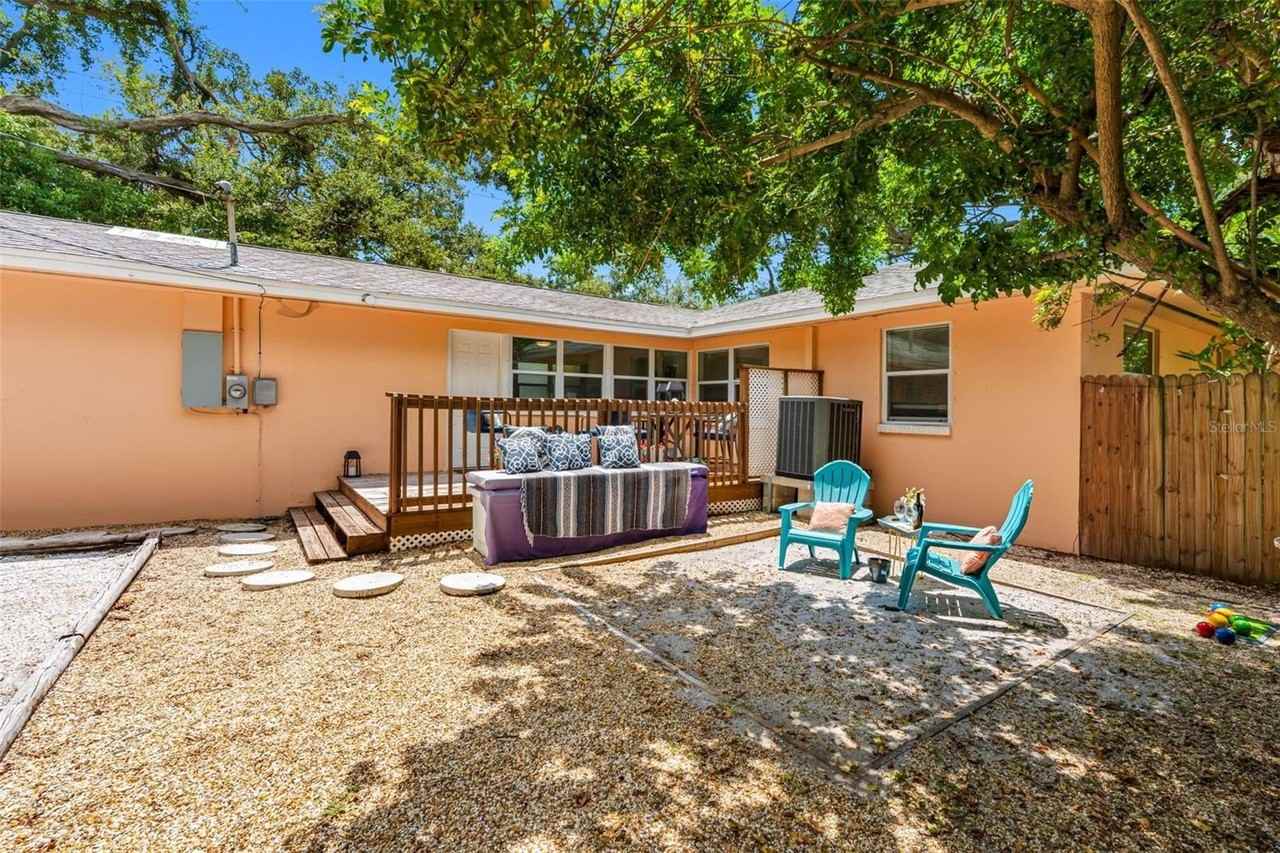 2201 Park St N - Photo 3 of 50