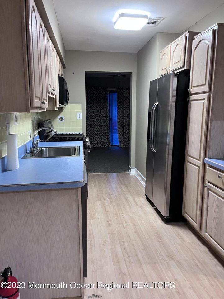 37 Atlantis Ter - Photo 4 of 19