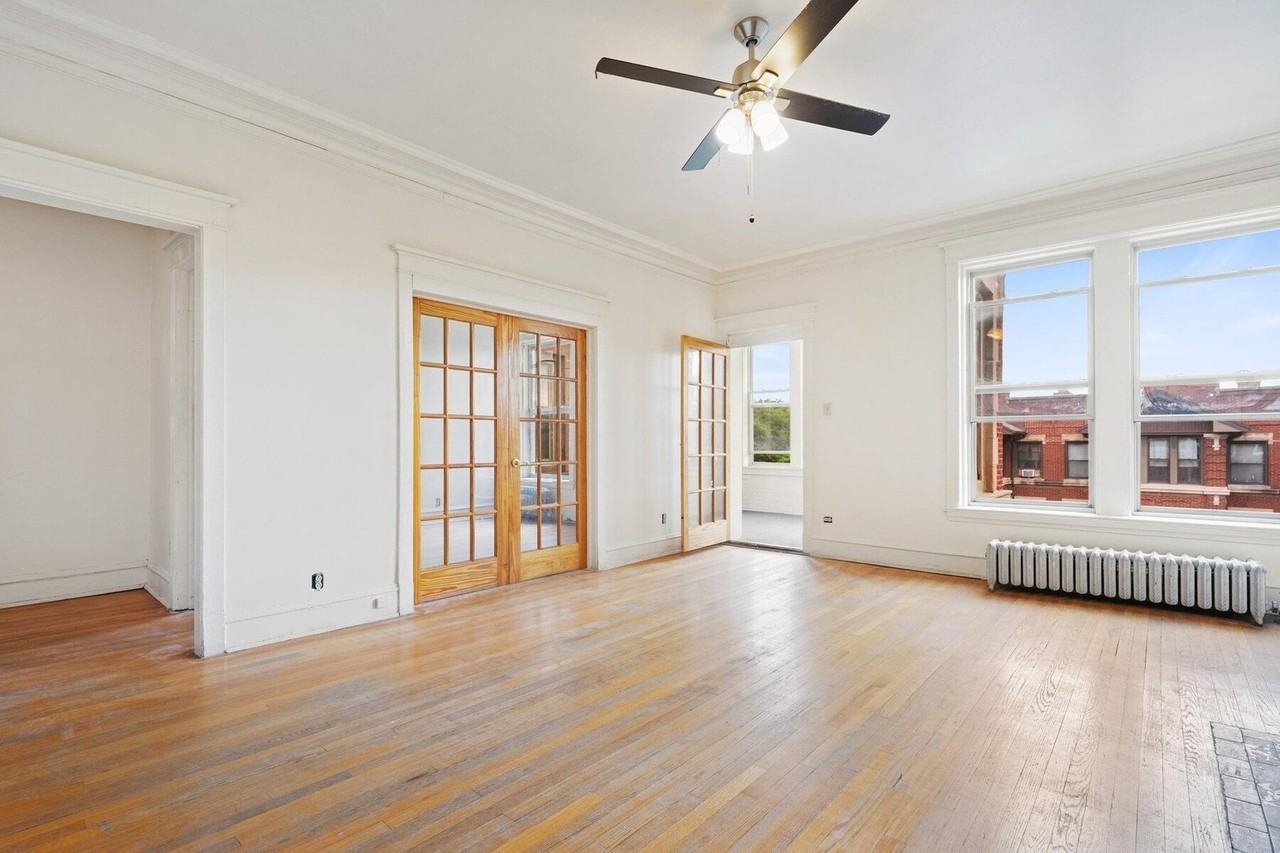 5126 S Greenwood Ave Apt 1 #1 - Photo 2 of 17