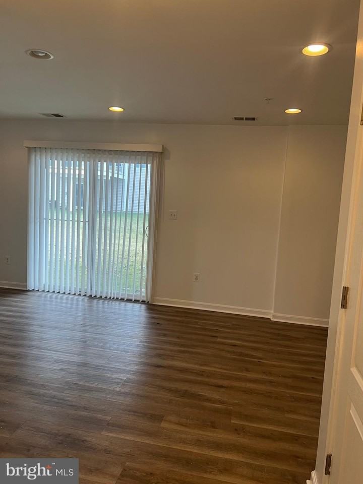 7723 Town View Dr - Photo 5 of 29