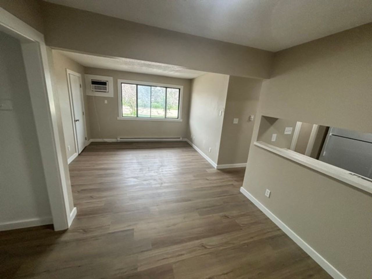 526 E 18th St - Photo 3 of 9