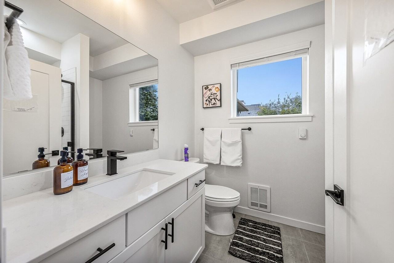 5201 Brooklyn Ave Ne #1372967P - Photo 3 of 24