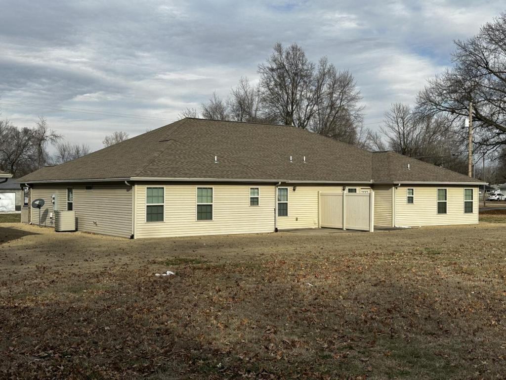 822 W 15th St - Photo 2 of 29