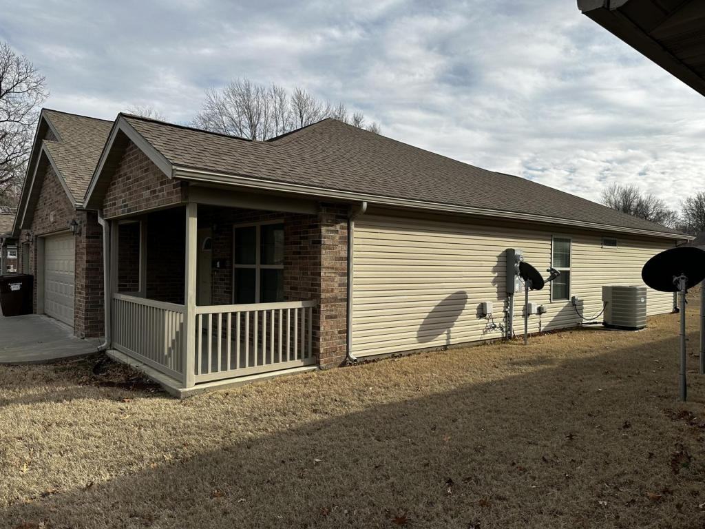 822 W 15th St - Photo 4 of 29