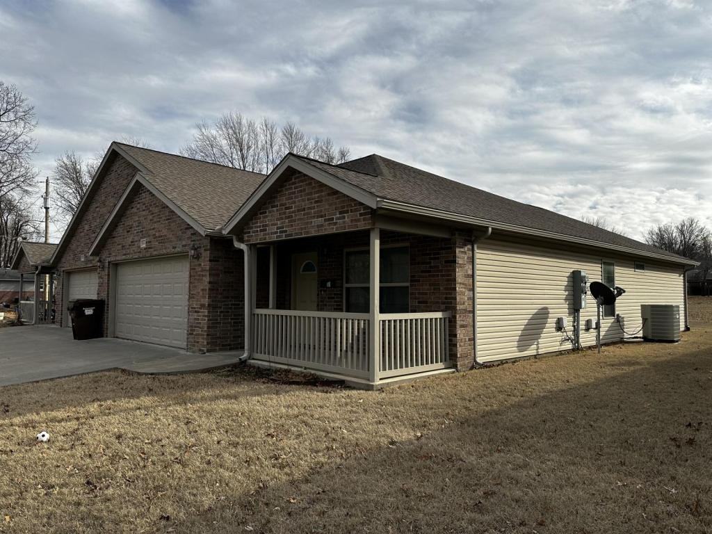 822 W 15th St - Photo 5 of 29