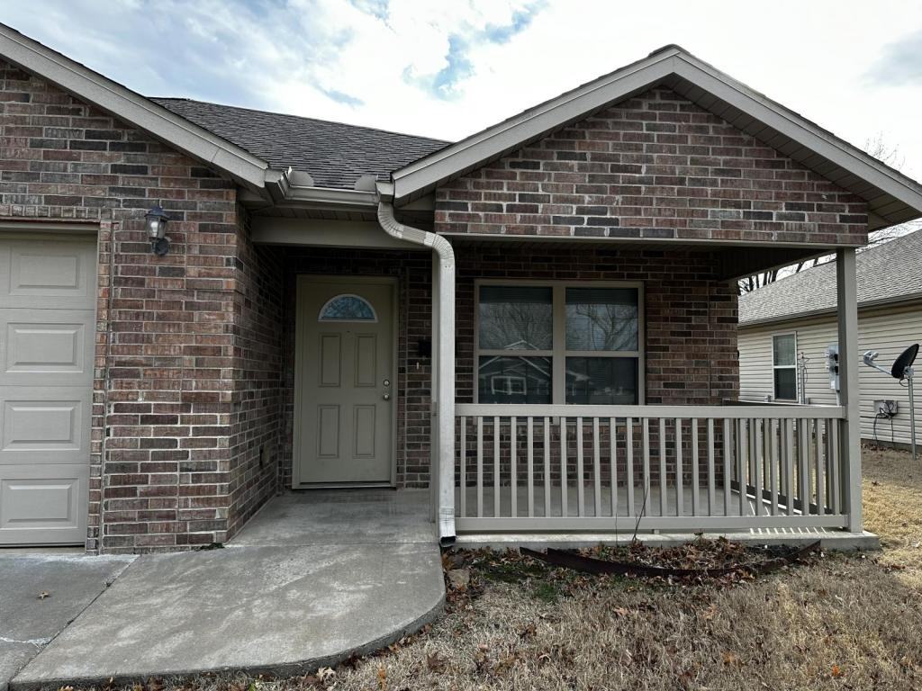 822 W 15th St - Photo 6 of 29