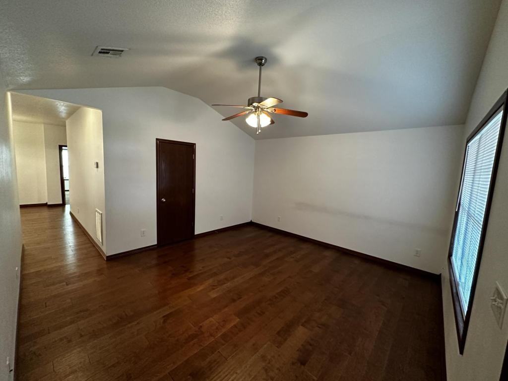 822 W 15th St - Photo 7 of 29