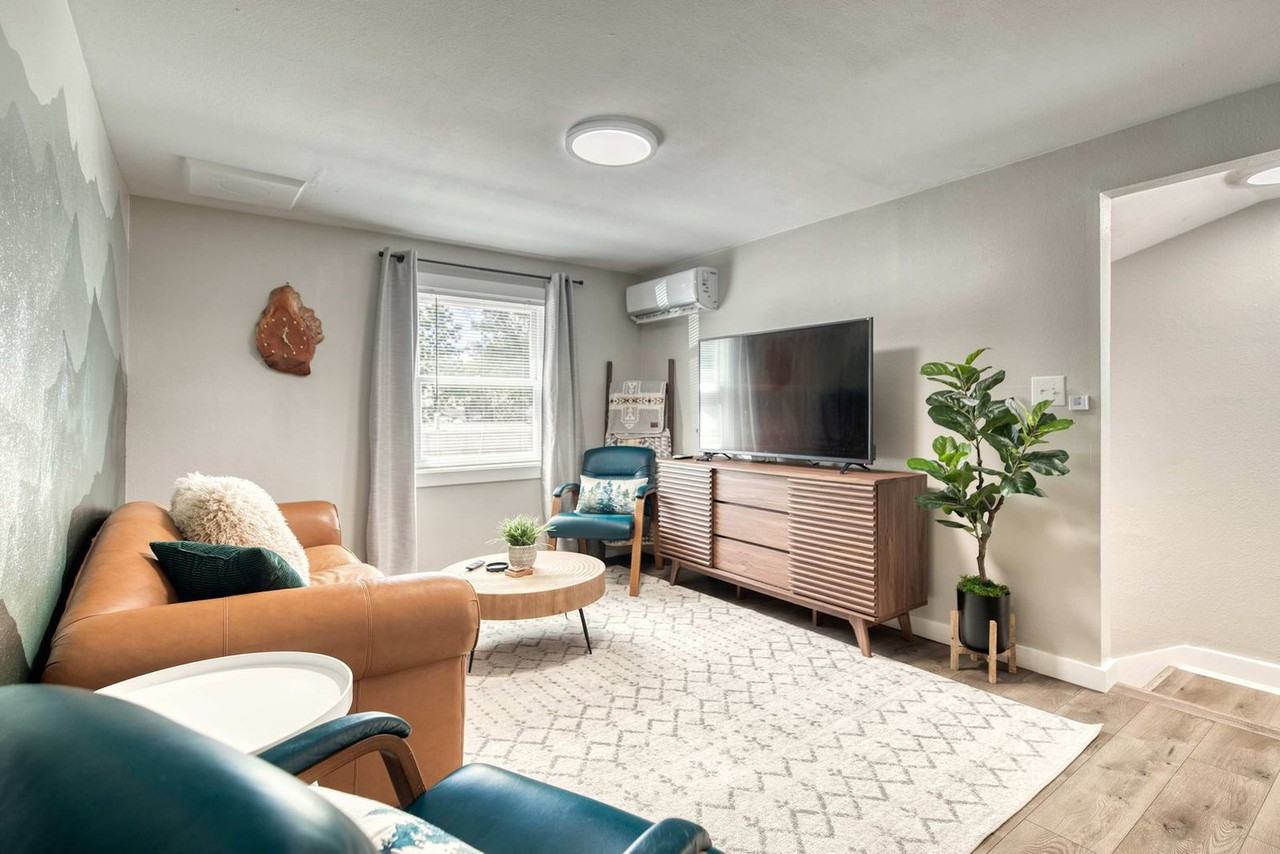 2818 W Rose Hill St #1324060P - Photo 3 of 17