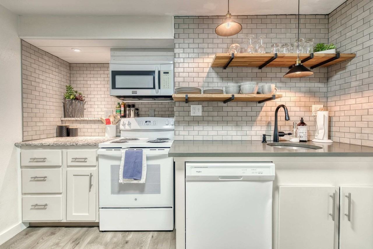 2818 W Rose Hill St #1324060P - Photo 6 of 17