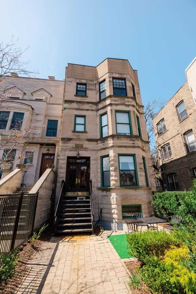 2544 N Burling St #1319106P - Photo 2 of 16