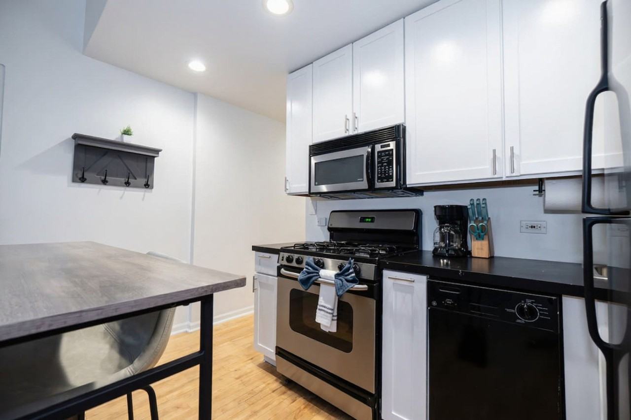 2544 N Burling St #1319106P - Photo 5 of 16