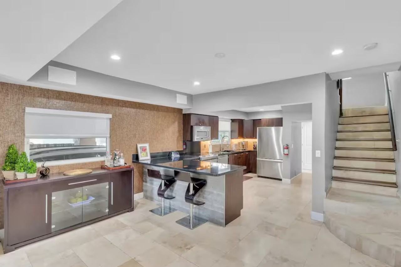 200 Ne 16th Ave #1369656P - Photo 6 of 38