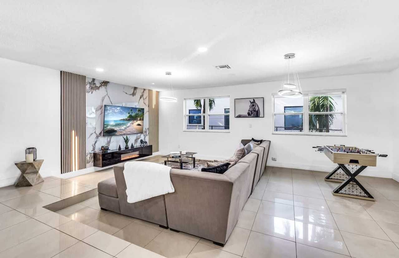 18735 Ne 18th Ave #1372362P - Photo 4 of 50