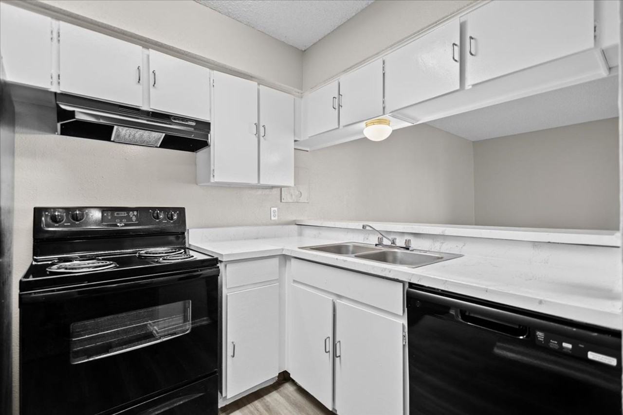 Broadway Reserve Apartments – A Fresh, Revitalized Home in Tyler, TX - Photo 5 of 17