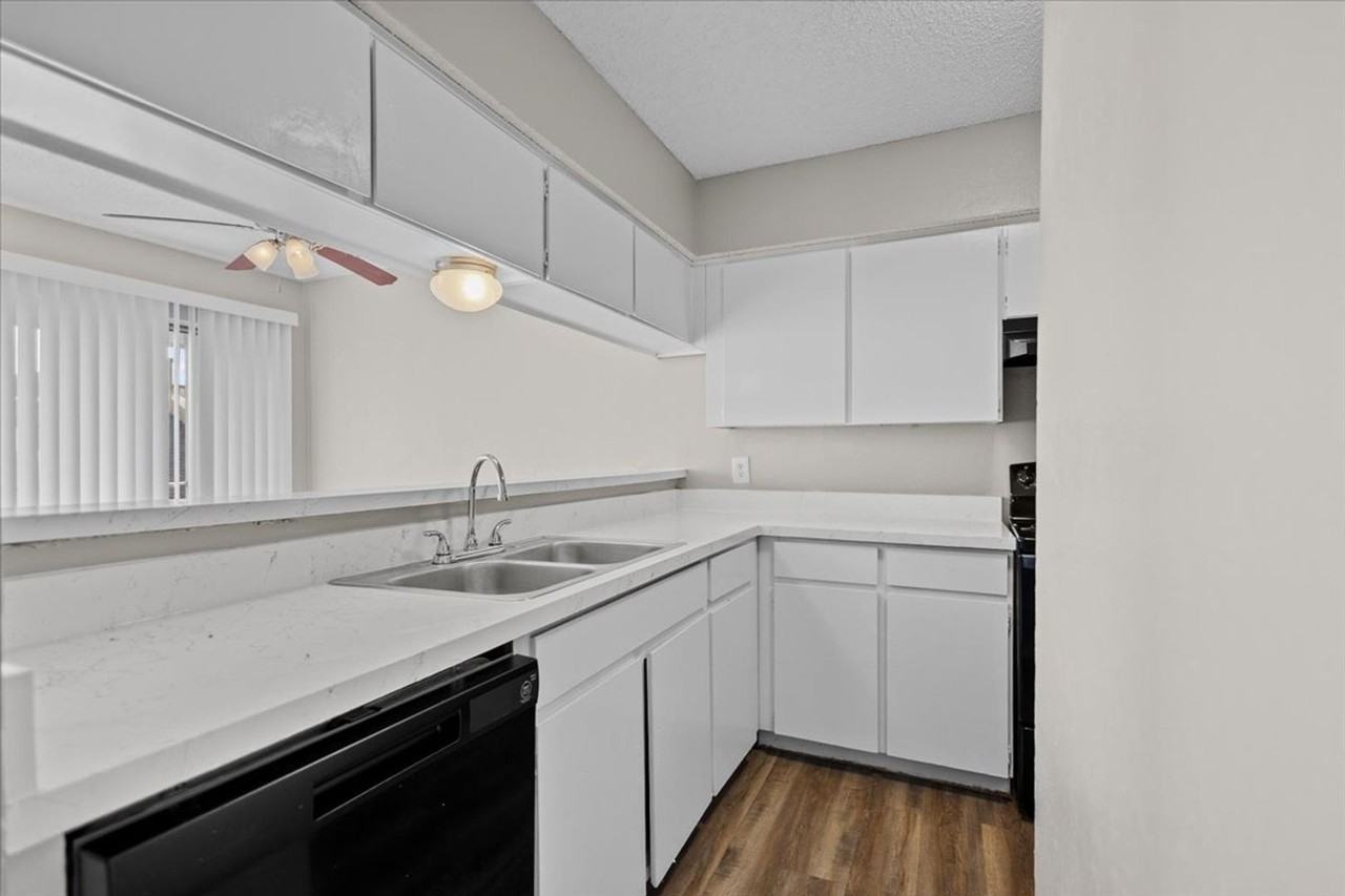 Broadway Reserve Apartments – A Fresh, Revitalized Home in Tyler, TX - Photo 5 of 8