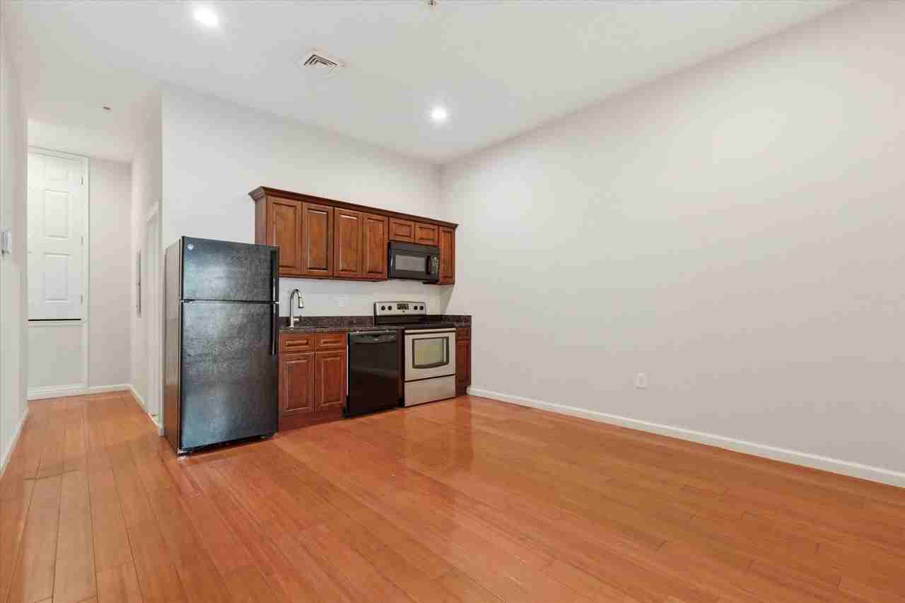 1204 Chestnut St - Photo 3 of 18