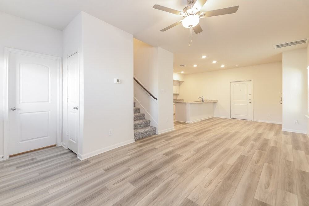 226 Marsh Ln - Photo 5 of 17