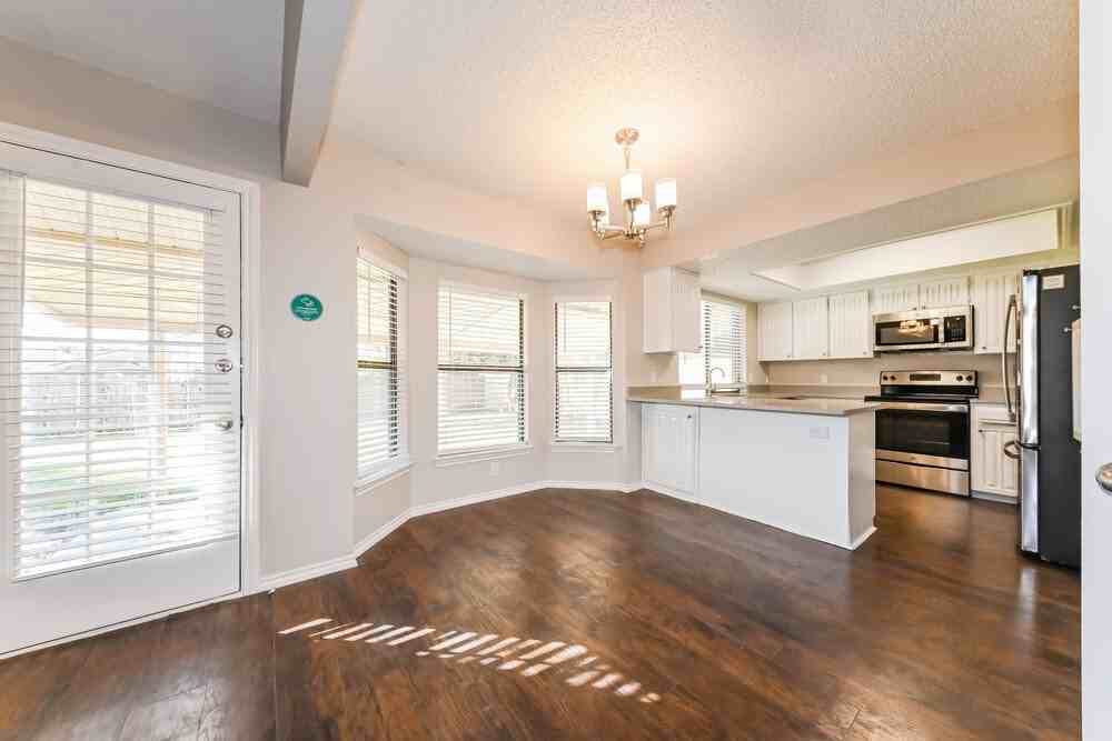 1402 Sayles Ave - Photo 5 of 16