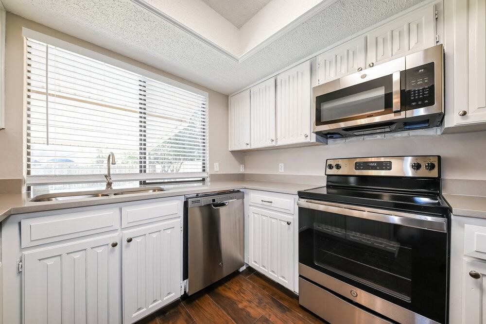 1402 Sayles Ave - Photo 6 of 16