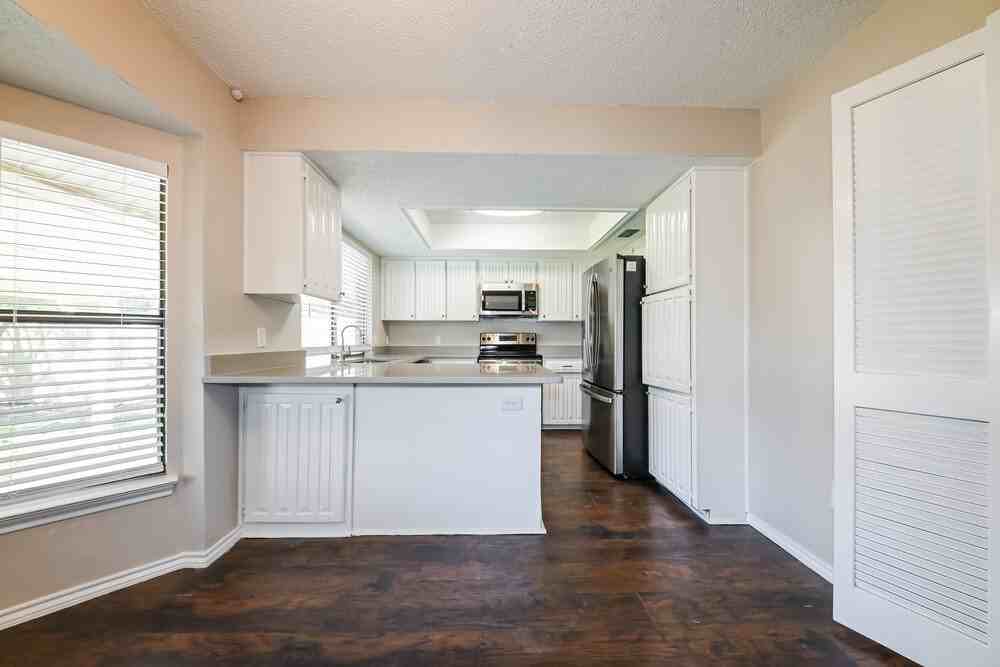 1402 Sayles Ave - Photo 7 of 16