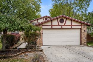 538 Surrey Ln - Photo 1 of 1