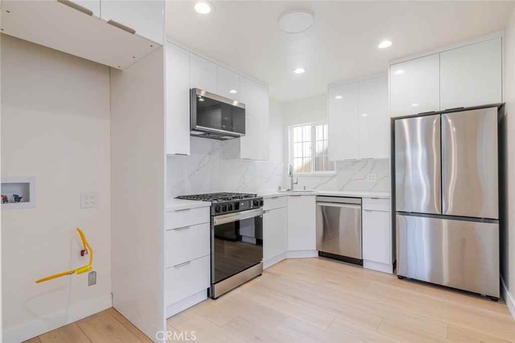 320 E Dryden St #320B - Photo 2 of 11