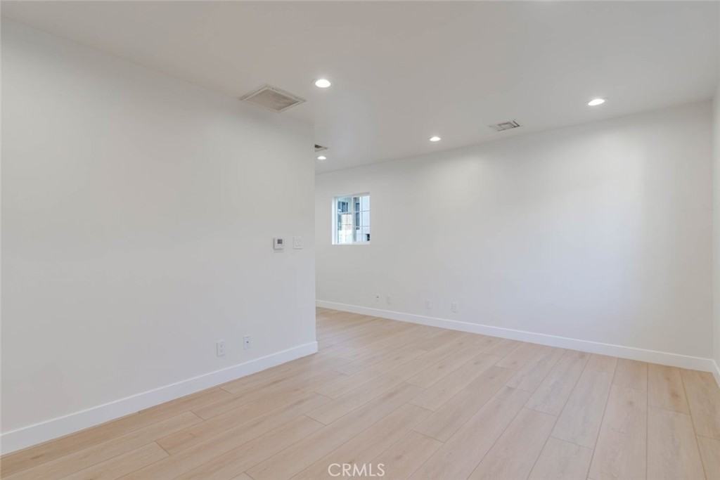 320 E Dryden St #320B - Photo 3 of 11