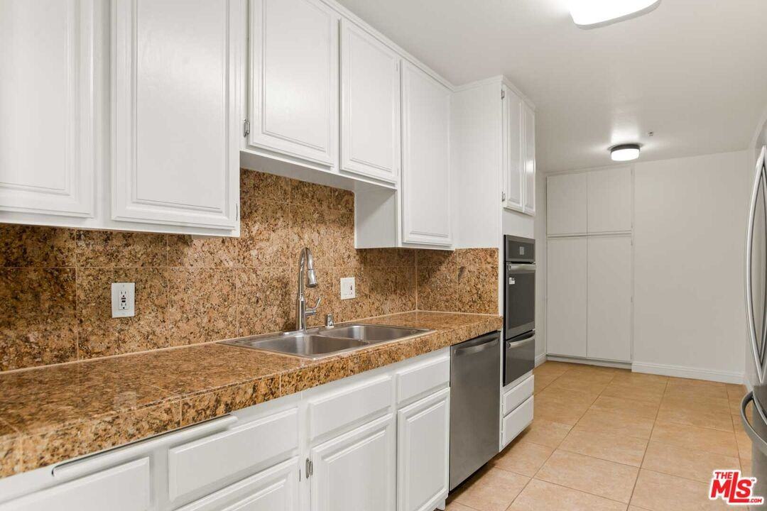 1508 Veteran Ave #1508-301 - Photo 6 of 29