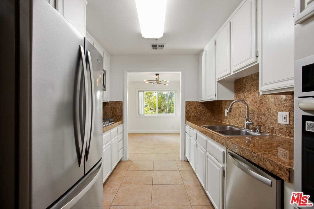 1508 Veteran Ave #1508-301 - Photo 7 of 29