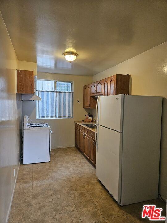 7906 S San Pedro St #7906-2 - Photo 2 of 13