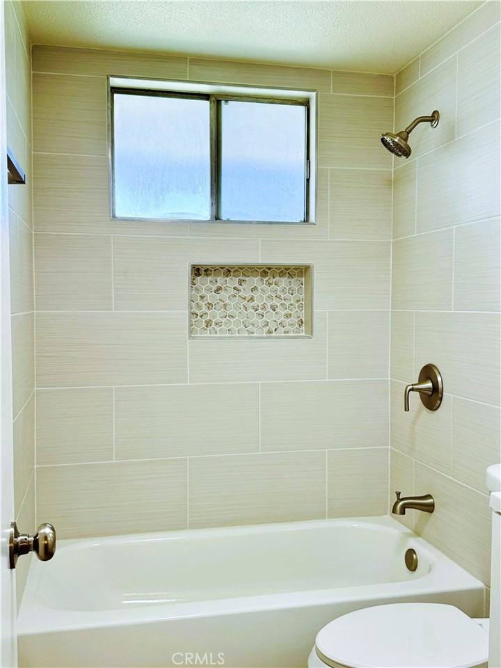 2105 E Petunia St #2105 - Photo 4 of 27