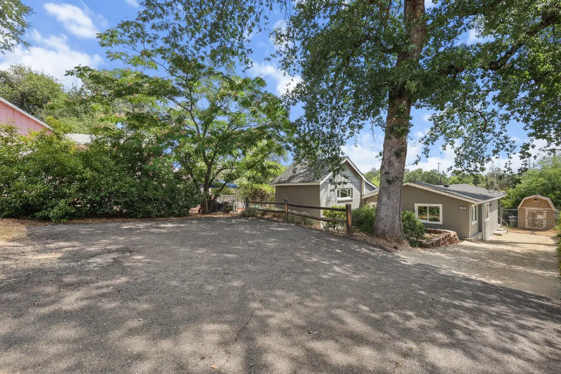 2415 West St - Photo 2 of 15