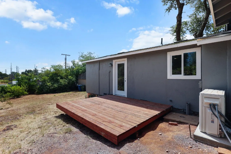 2415 West St - Photo 3 of 15