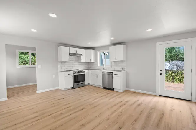 2415 West St - Photo 5 of 15