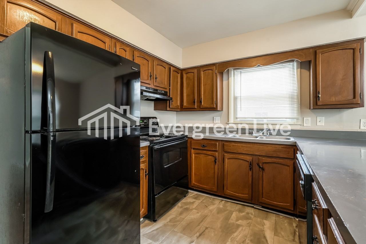 2202 Maybank Dr - Photo 4 of 15