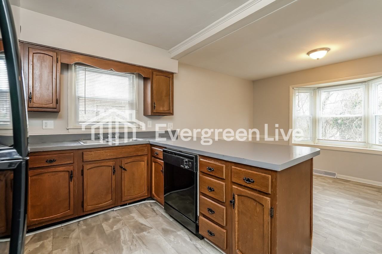 2202 Maybank Dr - Photo 5 of 15