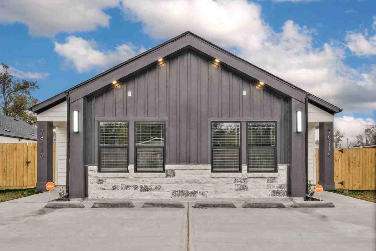 7811 Sandra St