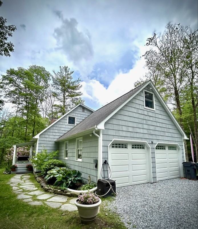 230 Middle Rd - Photo 2 of 18