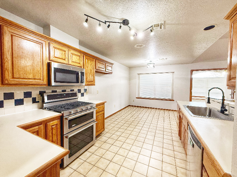 6605 Nw 134th St - Photo 4 of 20