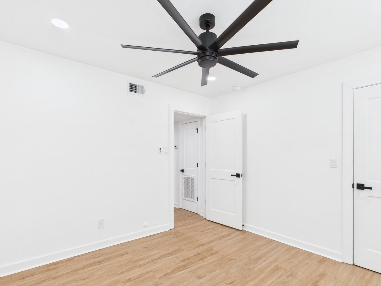 607 Foch St #B - Photo 7 of 14