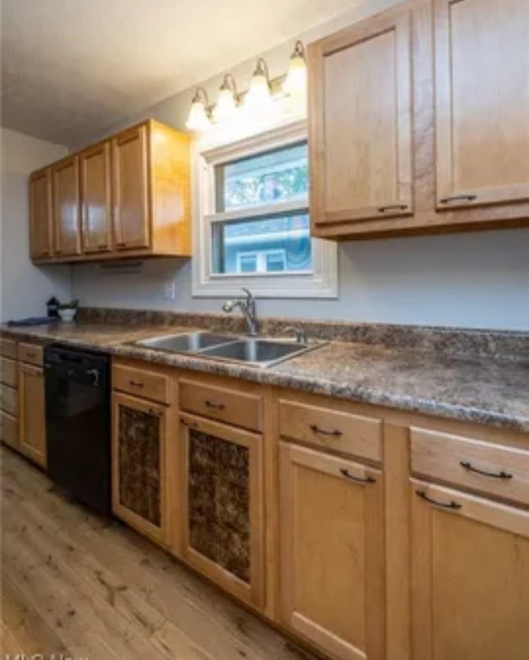 454 Grove Ave #NA - Photo 6 of 10