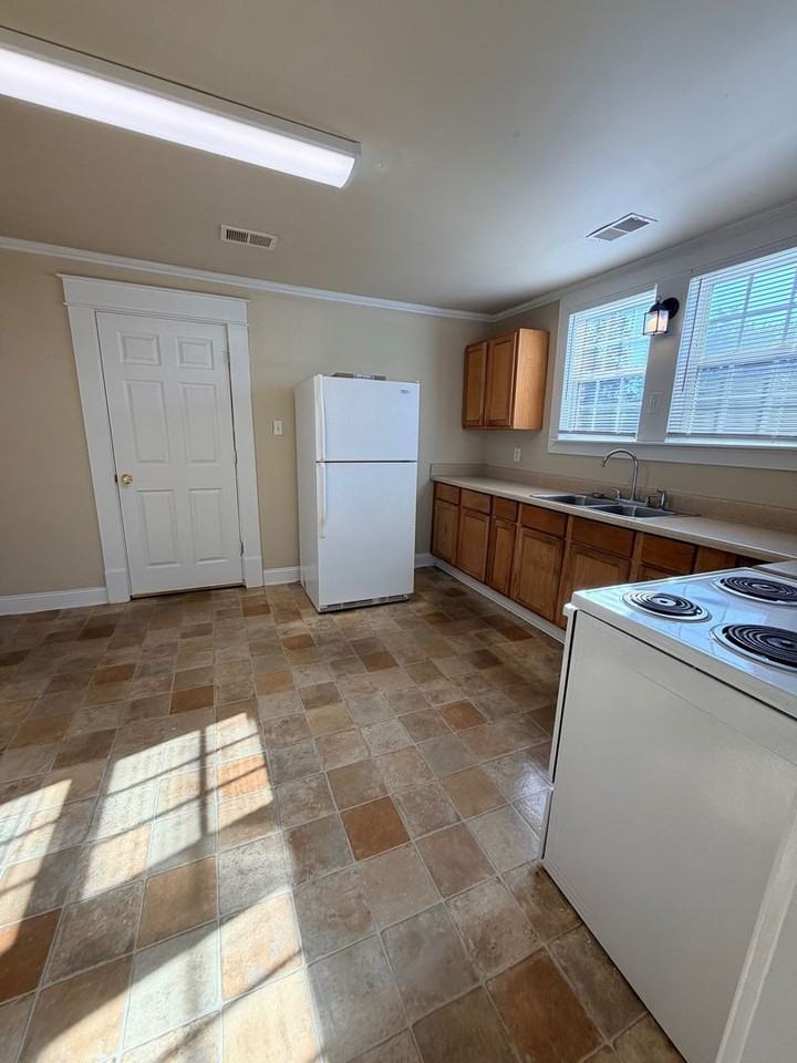 503 Norwood Ave W - Photo 6 of 12