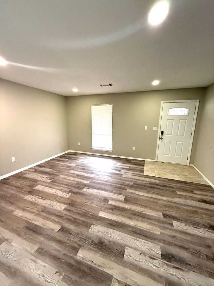 402 Mulligan Dr - Photo 5 of 13