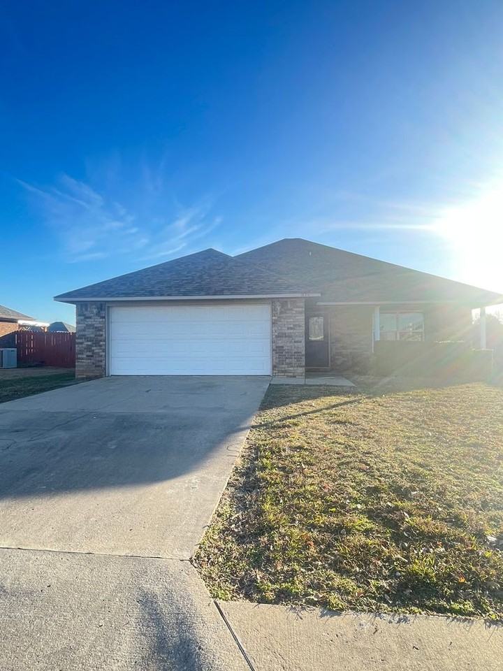 1670 Julie Ln - Photo 3 of 27