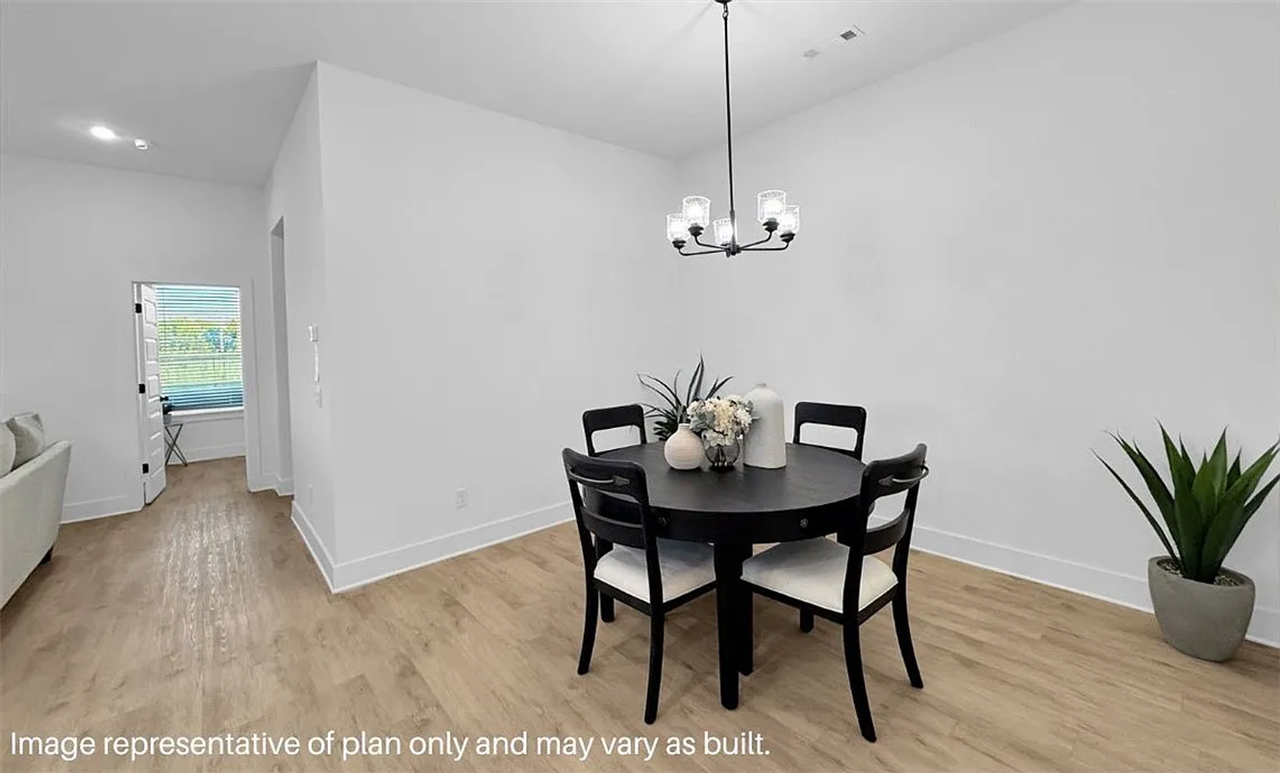 2431 Longfellow Dr - Photo 5 of 32