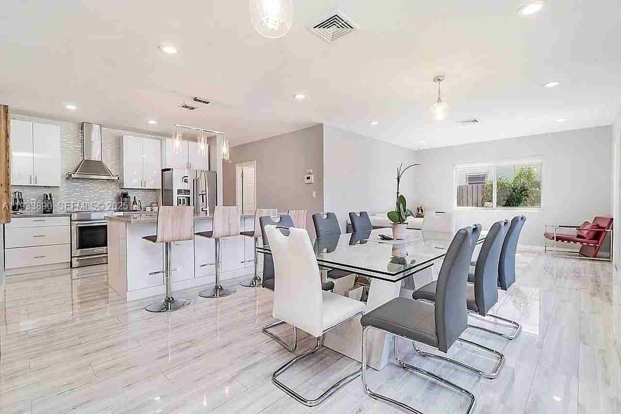 1731 Ne 172nd St - Photo 4 of 16