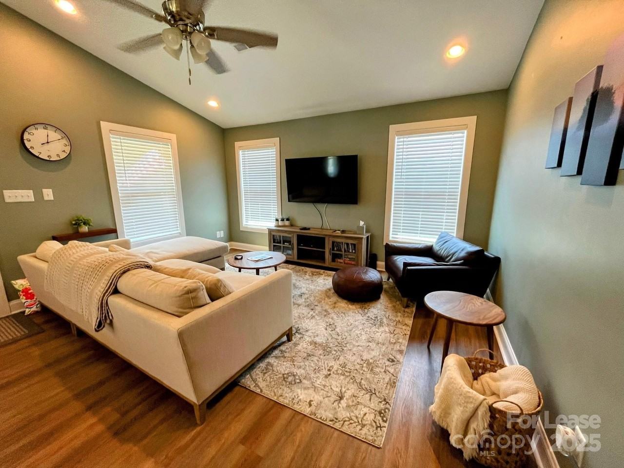 528 S Shamrock Ave - Photo 3 of 9