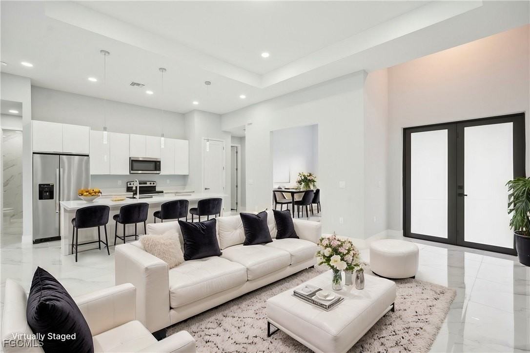 872 Spaulding St E - Photo 4 of 28