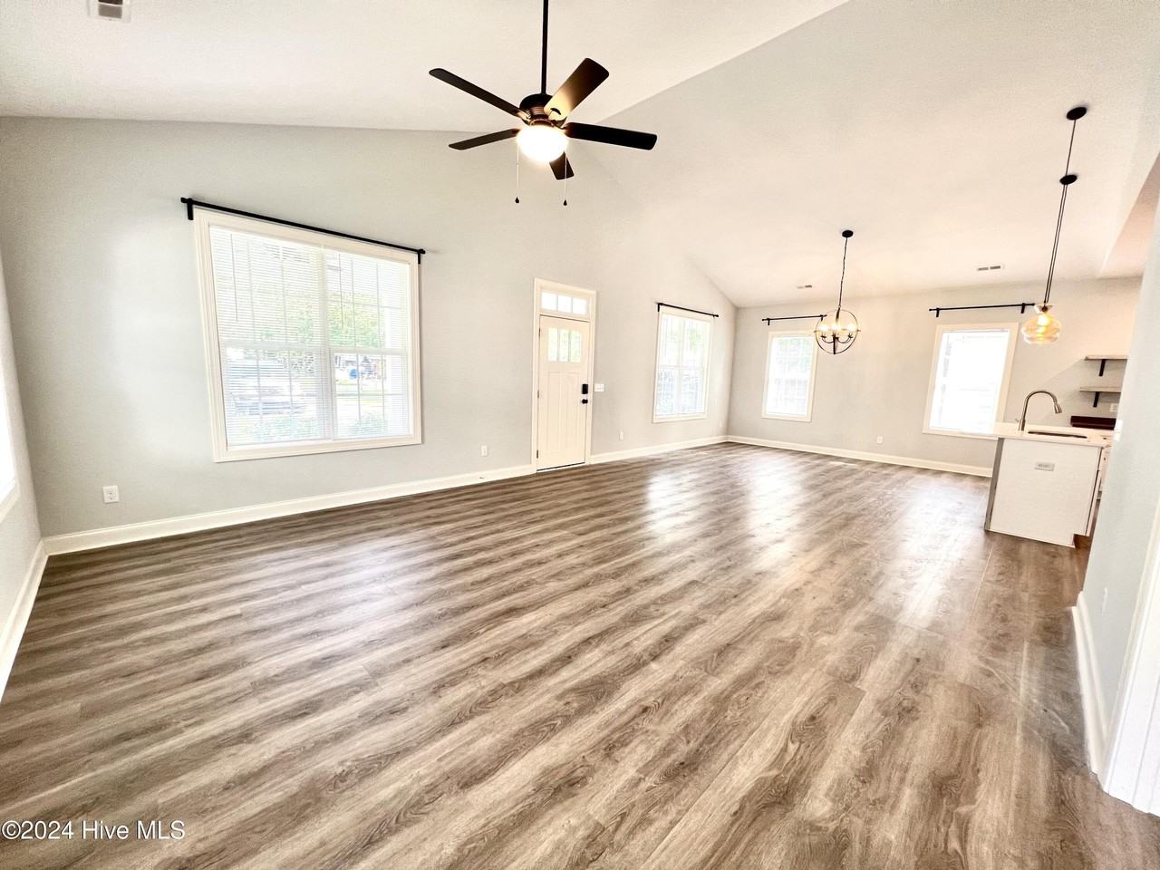 5582 Sycamore St - Photo 4 of 18